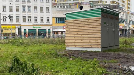 Die "Eco-Toilette" mit drei Kabinen ist seit dem 5. Dezember in Betrieb und steht auf der Mittelinsel unter dem U-Bahnviadukt Kottbusser Tor.