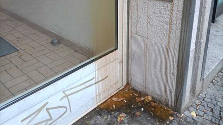 Die Eingangstür des Handelsverbands Berlin-Brandenburg in Kreuzberg ist offenbar mit einer gesundheitsschädlichen Flüssigkeit verschmutzt worden. Das Haus des Handels ist auch der Sitz einer jüdischen Einrichtung.