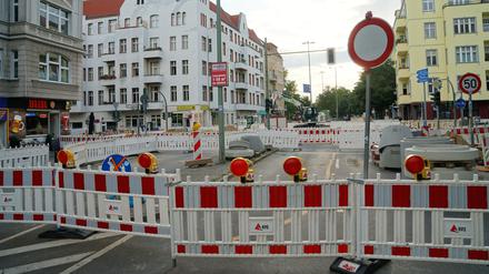Die Kreuzung Blissestraße / Ecke Detmolder Straße in Wilmersdorf bleibt nach dem Schaden an einer Wasserleitung bis November gesperrt.