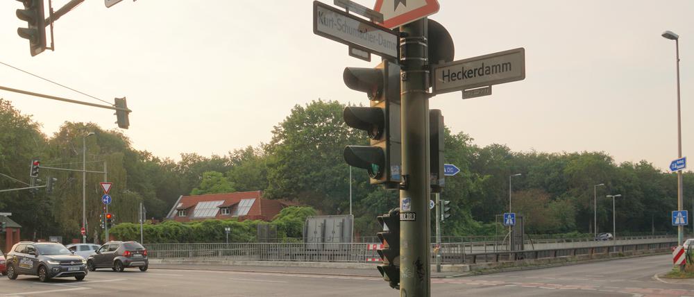 Die Kreuzung zwischen dem Kurt-Schumacher-Damm und dem Heckerdamm in Charlottenburg-Nord soll jahrelang gesperrt werden.