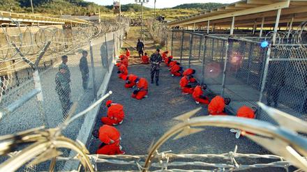 Nach über 20 Jahren noch immer nicht aufgelöst,  Ein von der US-Armee herausgegebenes Foto zeigt Häftlinge im Camp X-Ray auf dem US-Marinestützpunkt Guantanamo Bay 