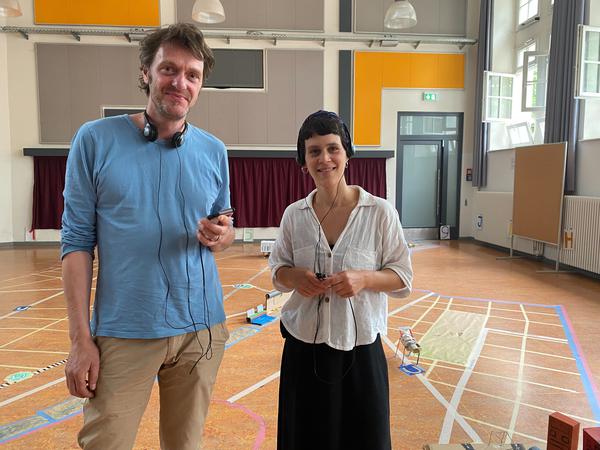 Die Audiokünstler Ruben Kurschat und Caroline Böttcher von „Stadt im Ohr“ haben die 60 Schüler bei ihren Interviews begleitet. 