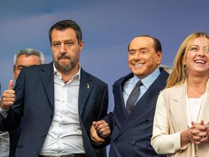 Kein Bild aus glücklichen Tagen: Die Risse im Rechtsbündnis sind schon länger deutlich geworden. Zwischen Giorgia Meloni und ihren Partnern Silvio Berlusconi und Matteo Salvini (links, hier auf einer Wahlkampfveranstaltung letzte Woche) knirscht es politisch wie persönlich.