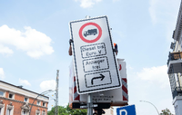 Ein Arbeiter in Hamburg hängt Schilder für ein Fahrverbot auf.