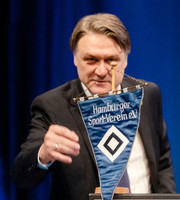Vorstandschef Dietmar Beiersdorfer greift nach einem HSV Wimpel.