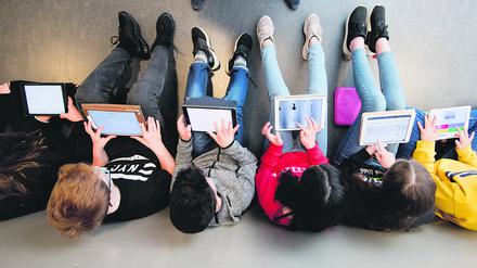 Schüler einer 7. Klasse lernen mit iPads im Mathematik-Unterricht.