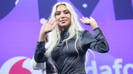dpatopbilder - 07.05.2024, Hamburg: US-Superstar Kim Kardashian winkt auf der Bühne auf der Digital- und Marketingmesse OMR. Foto: Christian Charisius/dpa +++ dpa-Bildfunk +++