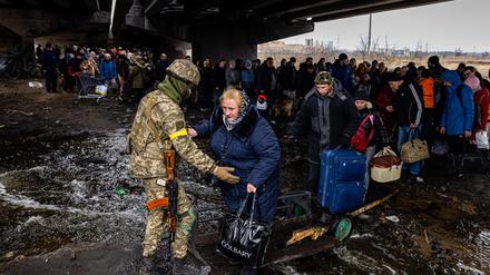 Wann finden die Zerstörung und das Leid der Zivilisten in der Ukraine ein Ende? Verschiedene Akteure bemühen sich darum.