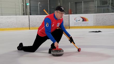 Dirk Hannawald, Vorsitzender des Vereins Curling in Berlin, hat den richtigen Dreh.