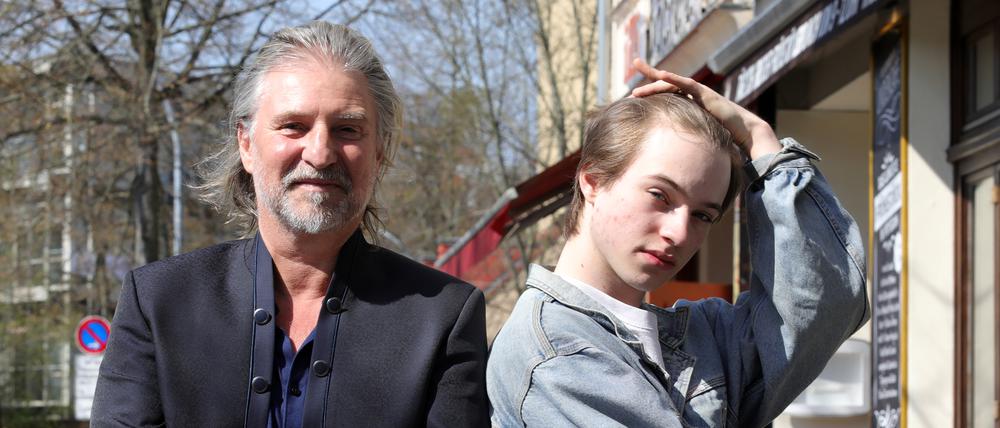 Dirk Zöllner ist seit 40 Jahren im Musikgeschäft, sein Sohn Egon startet seit „The Voice Kids“ durch. Am Freitag spielen sie im Lindenpark.