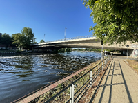Blick vom Havelufer auf die Dischingerbrücke in Berlin-Spandau.