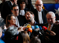 Die früheren katalanischen Minister Lluis Puig Gordi (Mitte), Antoni Comin (r) und Meritxell Serret (l) sprechen vor dem Gericht in Brüssel vor den Medien.