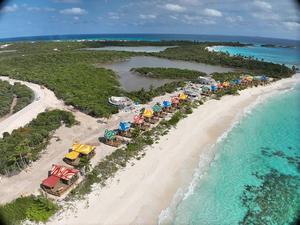 Schön bunt, aber noch nicht ganz fertig: An der Südspitze der Bahamas-Insel Eleuthera hat Disney eine künstliche Karibik-Welt geschaffen.
