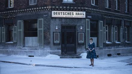 Deutsche Serie made in Poland: Katharina Stark als Eva Bruhns in einer Szene der ersten Folge der Disney+-Serie „Deutsches Haus“. 