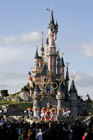 Das Cinderella-Schloss, Wahrzeichen des Disneyland Paris. In Frankreich festgenommene Terrorverdächtige sollen laut Medienberichten mehrere mögliche Ziele in Paris und Umgebung ins Visier genommen haben.