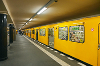 Eine Tunneldecke muss zwischen Senefelderplatz und Rosa-Luxemburg-Platz behoben werden, daher fährt die U2 nur unregelmäßig.