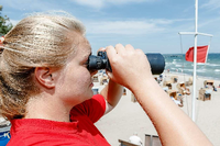 Rettungsschwimmerin Clarissa Brechtken beobachtet am 24.07.2014 am Timmendorfer Strand in Niendorf den Badestrand.