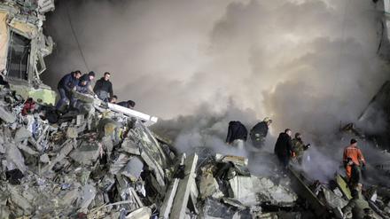 Rettungskräfte suchen nach Verschütteten in einem durch einen russischen Raketenangriff zerstörten Haus.