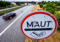 Ein Verkehrsschild weist Autofahrer an der Stadtautobahn in Rostock auf die Mautpflicht für die Passage des Warnowtunnels hin.
