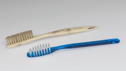 Dr West’s ‘Miracle Tuft’ toothbrush, von Du Pont, die erste Zahnbürste mit Borsten aus Nylon (vorne). Dahinter ein älteres Modell mit Pferdehaar der Firma  Savory and Moore Ltd., London.