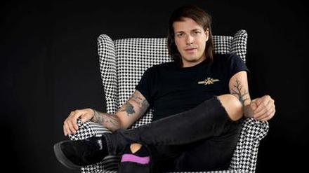 Dominik Wlazny ist in Österreich bekannt als Marco Pogo, Sänger der Punkband Turbobier. Im Wahlkampf setzt der Chef der Bierpartei jetzt mehr auf nüchterne Analysen. 