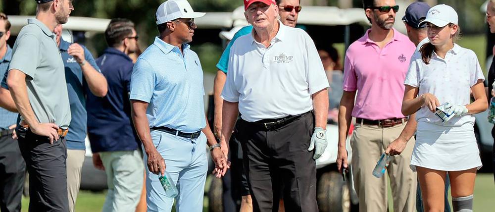 Donald Trump beim Golfen. 