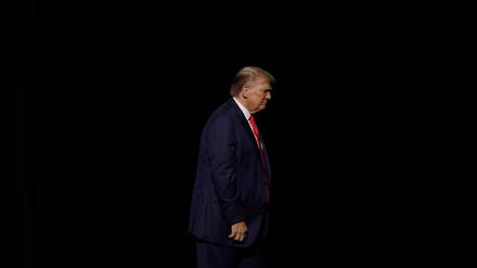Der ehemalige US-Präsident Donald Trump nach einer Kundgebung im Palm Beach County Convention Center am 11. Oktober 2023.