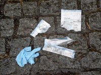 Überreste von Verbandmaterial liegen in der Donaustraße noch auf dem Bürgersteig.