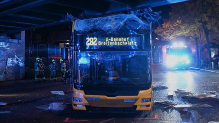 Bei einem Unfall mit einem Doppeldeckerbus sind am Donnerstagabend in Berlin-Steglitz mehrere Menschen verletzt worden.