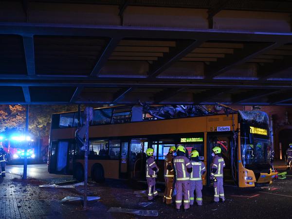 Der Doppeldeckerbus der Linie 282 steht zerstört unter einer Brücke an der Bergstraße in Steglitz.