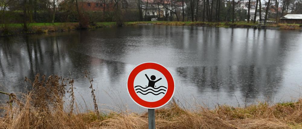 Ein Schild warnt am Löschteich von Neukirchen-Seigertshausen in Hessen vor der Gefahr des Ertrinkens. Am 18. Juni 2016 waren drei Geschwister im Alter von fünf, acht hier ertrunken.