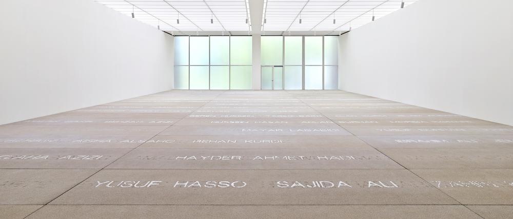 Die Namen der Mittelmeer-Toten: Fünf Jahre lang recherchierte Doris Salcedo für „Palimpsest“ (2013 – 2017), eine Installation zu Ehren ertrunkener Flüchtlinge.