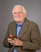 Mensch und Maus: Douglas Engelbart mit der ersten Computermaus aus dem Jahr 1968.