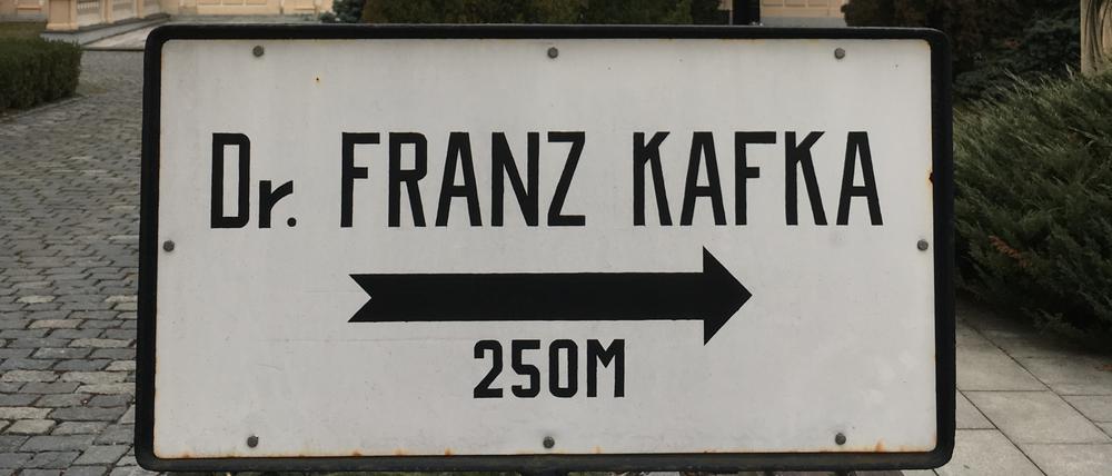 Wie weit ist’s zu Kafka? Vor dem Neuen Jüdischen Friedhof in Prag.