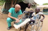 Für viele ist er die einzige Hoffnung. Dr. Tom Catena arbeitet in den Nuba-Bergen im Sudan im Mother of Mercy Hospital, dem einzigen voll funktionsfähigen Krankenhaus der Region. Er ist einer der fünf Nominierten für den Aurora-Preis zur Förderung der Humanität, der am 28. Mai von der Aurora Humantarian Initiative in Jerewan verliehen wird.