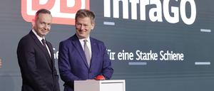 Am 22. Januar drückten Verkehrsminister Volker Wissing (li.) und Bahnchef Richard Lutz im Futurium offiziell den Startknopf für die InfraGO.