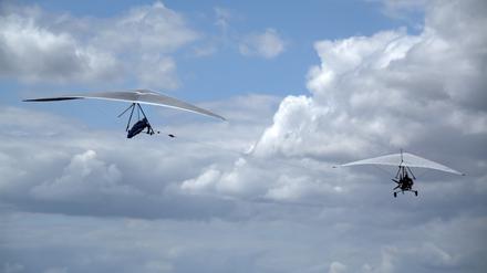 Über den Wolken. Im Flachland wird der Drache (links) von einem Flugzeug (rechts) in die Luft gezogen, um die nötige Höhe zu erreichen. 