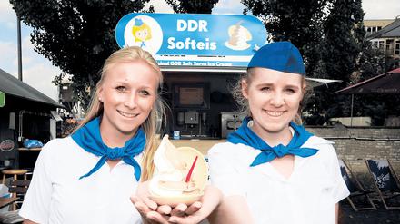 So schön war die DDR. Nachwende-Softeis aus dem Geschäft von Karolina Stich (links) und Franziska Eisenmann in der Berliner Mühlenstraße