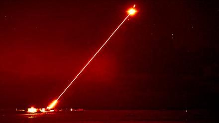 Ein vom britischen Militär veröffentlichtes Bild einer Laserwaffe im Einsatz.