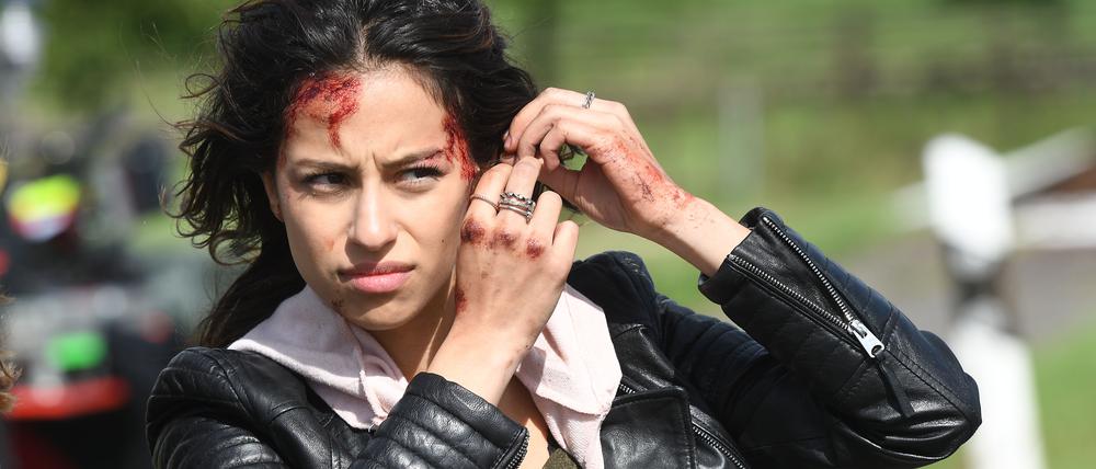 Die Schauspielerin Gizem Emre bei Dreharbeiten zur RTL Krimiserie „Alarm für Cobra 11“.