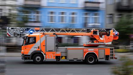 Drehleiter der Berliner Feuerwehr verlässt die Feuerwache Prenzlauer Berg.