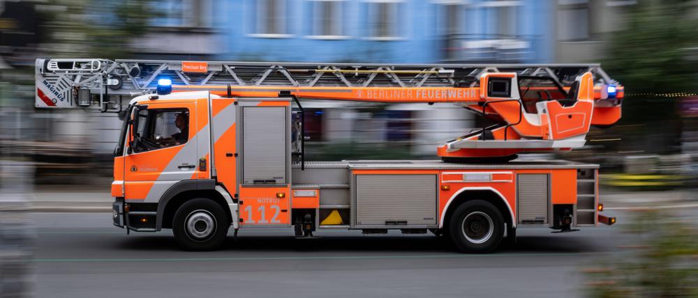 Drehleiter der Berliner Feuerwehr verlässt die Feuerwache, Symbolbild