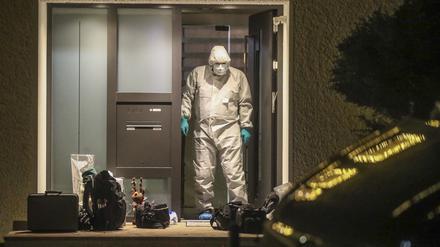 Ein Mitarbeiter der Spurensicherung ist am Tatort im Einsatz. In einem Einfamilienhaus in Villingen-Schwenningen in Baden-Württemberg sind Mutter, Vater und ihr 32-jähriger Sohn am Freitag tot aufgefunden worden.