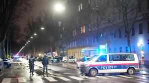 Polizisten ermitteln an einem der Tatorte in Wien.