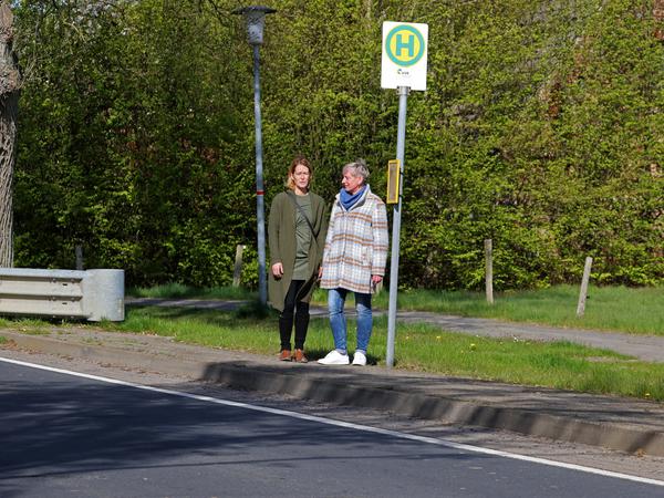 Maria S. Kasten and Diana Nurkewitz (r.) are standing at the bus stop where the children board at 6.12 a.m. and get off at 4.40 p.m. every morning.