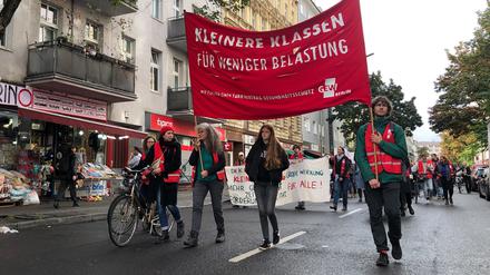 Lehrer demonstrieren bei einem Warnstreik im Oktober 2023 in Berlin-Neukölln.