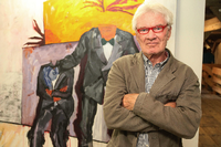 Der Schauspieler und Schriftsteller Burkhard Driest vor einem seiner gemalten Bilder.