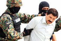 Im Januar 2017 wird der mexikanische Drogenboss "El Chapo" (Mitte) von amerikanischen DEA-Mitarbeitern eskortiert.