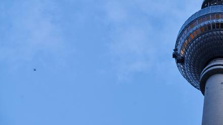 Eine Drohne des Berliner Drohenteams der Höhenrettung fliegt über dem Alexanderplatz. Eine Drohne hatte sich auf 270 Metern Höhe am Fernsehturm verfangen. Das etwa DIN A4 große Gerät wurde durch eine Feuerwehrdrohne gefunden und mit Hilfe der Kletterer geborgen.