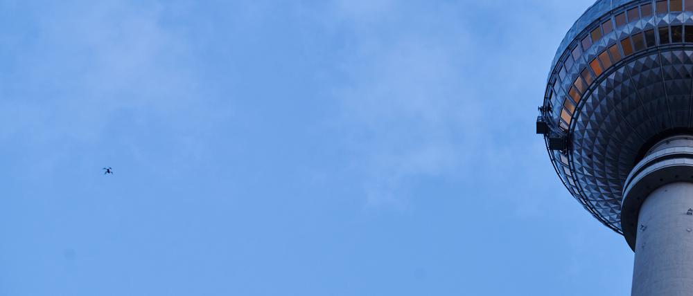 Eine Drohne des Berliner Drohenteams der Höhenrettung fliegt über dem Alexanderplatz. Eine Drohne hatte sich auf 270 Metern Höhe am Fernsehturm verfangen. Das etwa DIN A4 große Gerät wurde durch eine Feuerwehrdrohne gefunden und mit Hilfe der Kletterer geborgen.